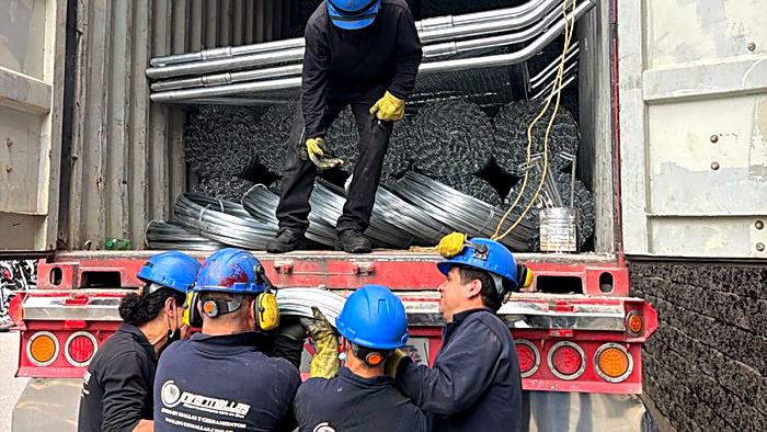 Equipo de Inter-Transporte cargando mercancía en un contenedor