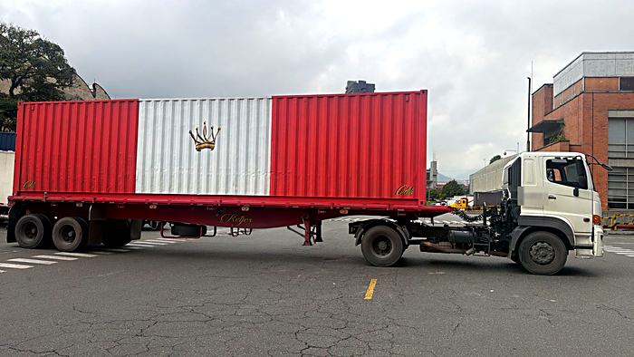 Tractomula con contenedor de exportación en ruta